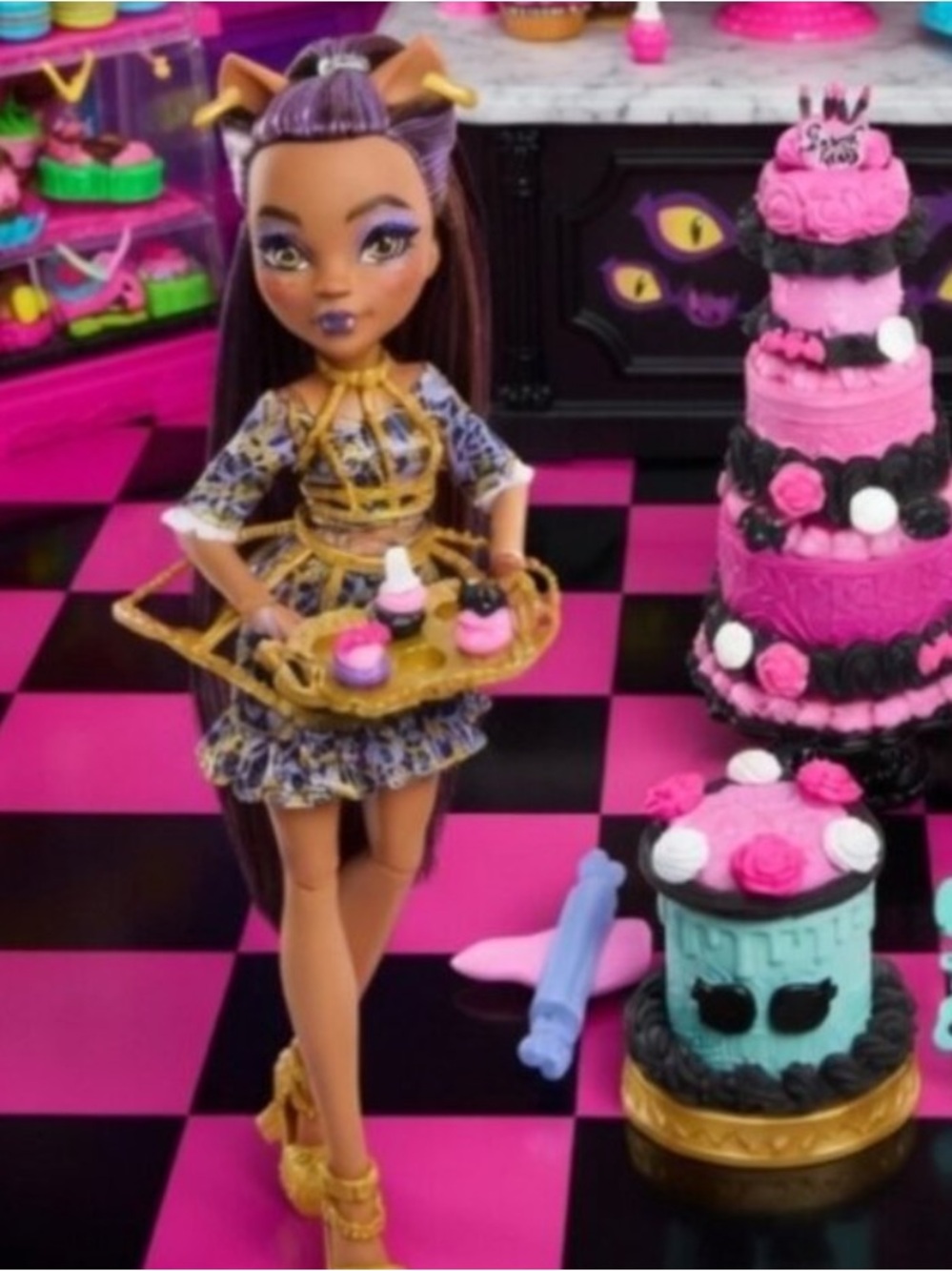 Monster High Scary Sweet Birthday Cake Kit with Clawdeen Wolf Doll and 20+ Decor